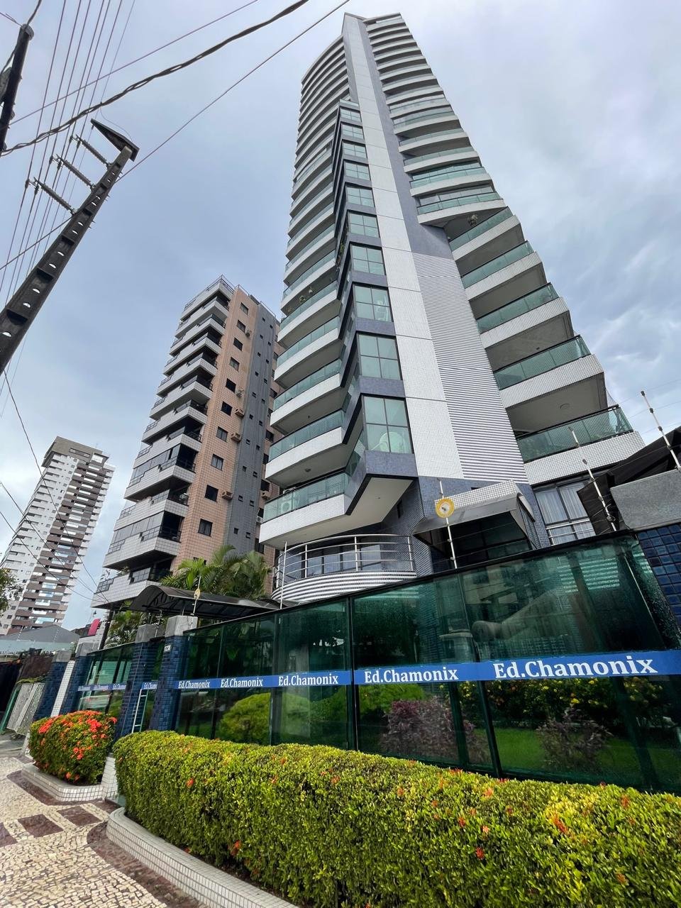 Vendo apartamento no Edifício Chamonix. 3 suítes
